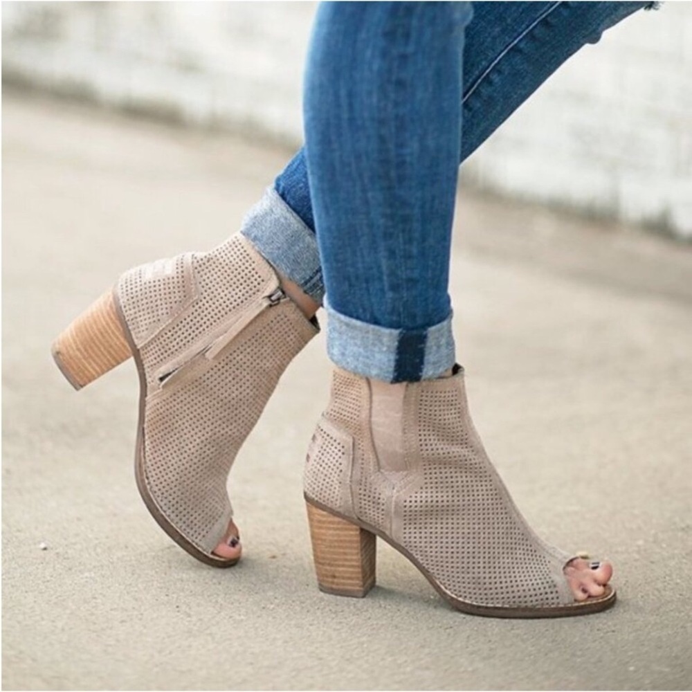 Toms Majorca perf suede peeptoe ankle booties Size 6.5 Desert / taupe color